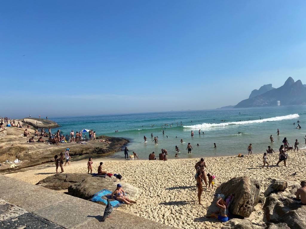 Covid: praias só reabrem se PM participar da fiscalização, diz Crivella