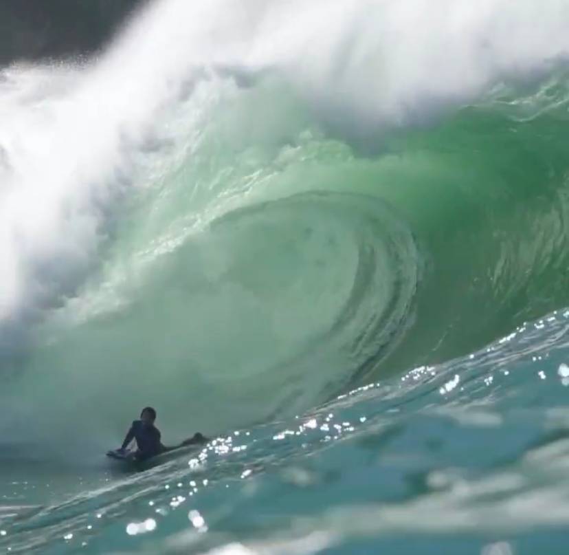 O Havaí é aqui: Leme tem dia de ondas perfeitas, veja vídeo