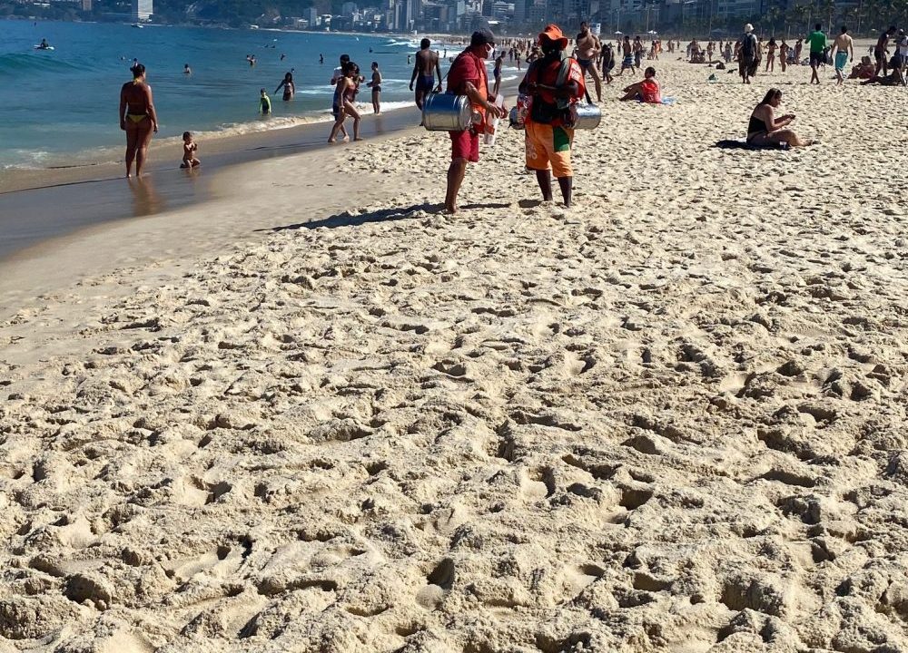 praia com pessoas