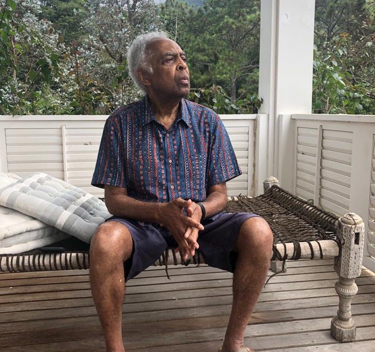 Gilberto Gil na varanda de sua casa na Serra