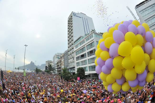 Desfile do Simpatia, em Ipanema, acontece desde 1985 e arrasta cerca de 300 pessoas.