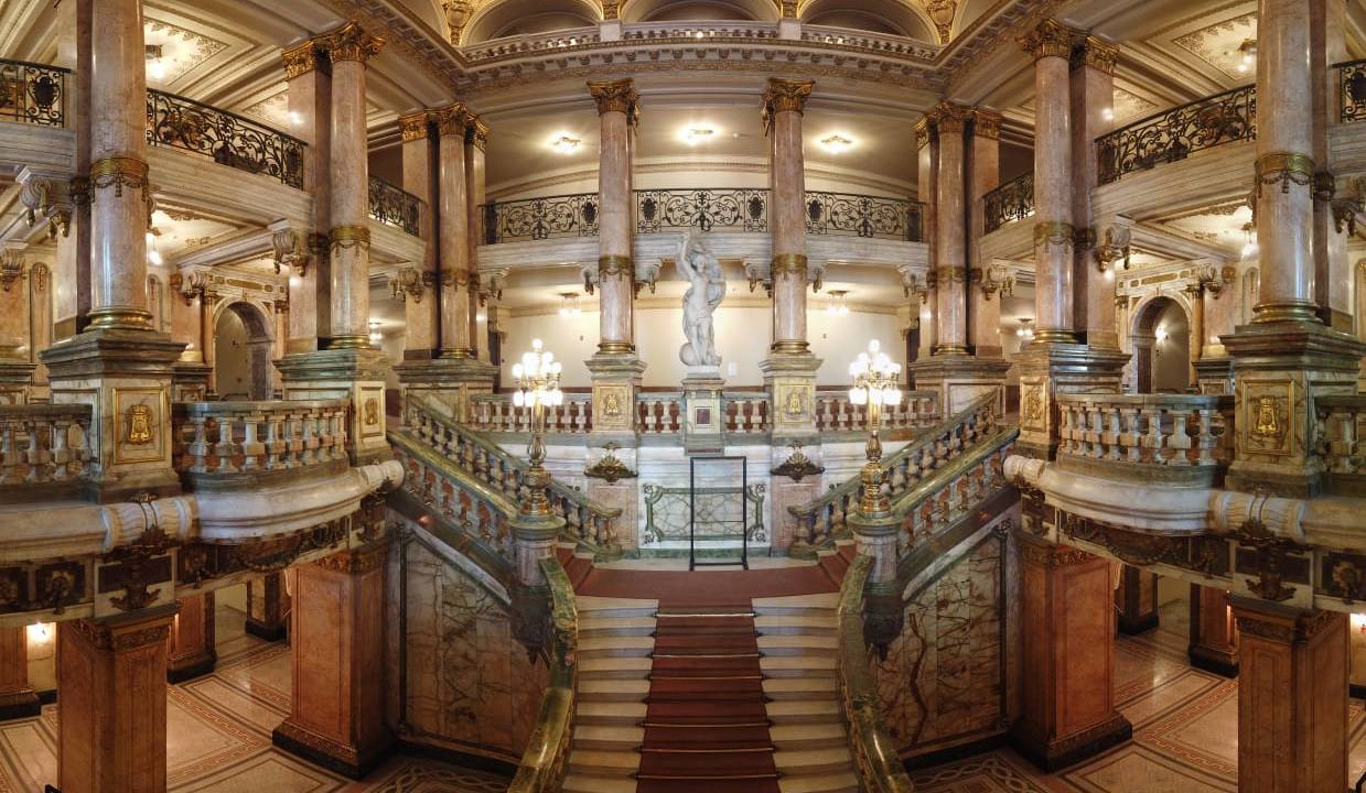 As escadarias internas do Theatro Municipal do Rio