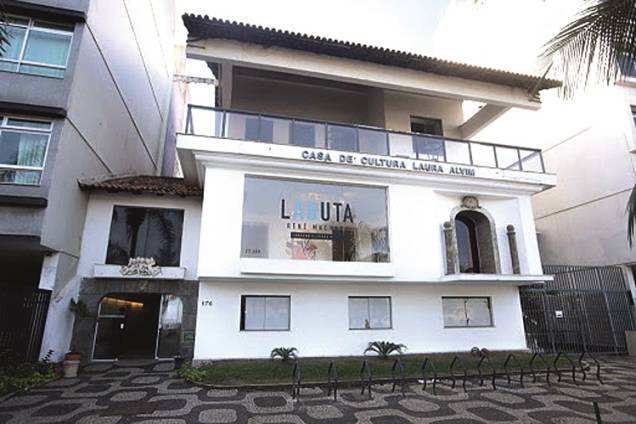 Casa de Cultura Laura Alvim (Avenida Vieira Souto, 176): com a demolição das casinhas do Leblon, o imóvel no número 176 da Avenida Vieira Souto se tornou um dos últimos do tipo de frente para o mar na Zona Sul. A casa é de 1913 e foi construída pelo médico Álvaro Alvim, que era pai da mulher que batiza o centro cultural que funciona no local desde 1986 Casa de Cultura Laura Alvim (Avenida Vieira Souto, 176): com a demolição das casinhas do Leblon, o imóvel no número 176 da Avenida Vieira Souto se tornou um dos últimos do tipo de frente para o mar na Zona Sul. A casa é de 1913 e foi construída pelo médico Álvaro Alvim, que era pai da mulher que batiza o centro cultural que funciona no local desde 1986