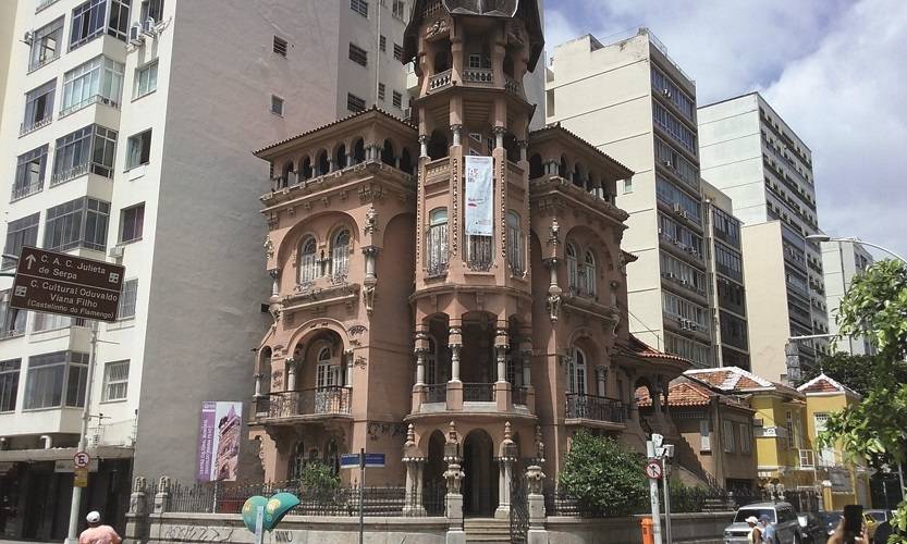 Castelinho do Flamengo (Praia do Flamengo, 158): o pr&eacute;dio que abriga o Centro Cultural Oduvaldo Vianna Filho &eacute; um dos &uacute;ltimos im&oacute;veis remanescentes do per&iacute;odo em que a regi&atilde;o era repleta de casar&otilde;es e palacetes. Erguido em 1918 a pedido do empreiteiro Joaquim da Silva Cardoso, o edif&iacute;cio ecl&eacute;tico tem elementos de art d&eacute;co e art nouveau.