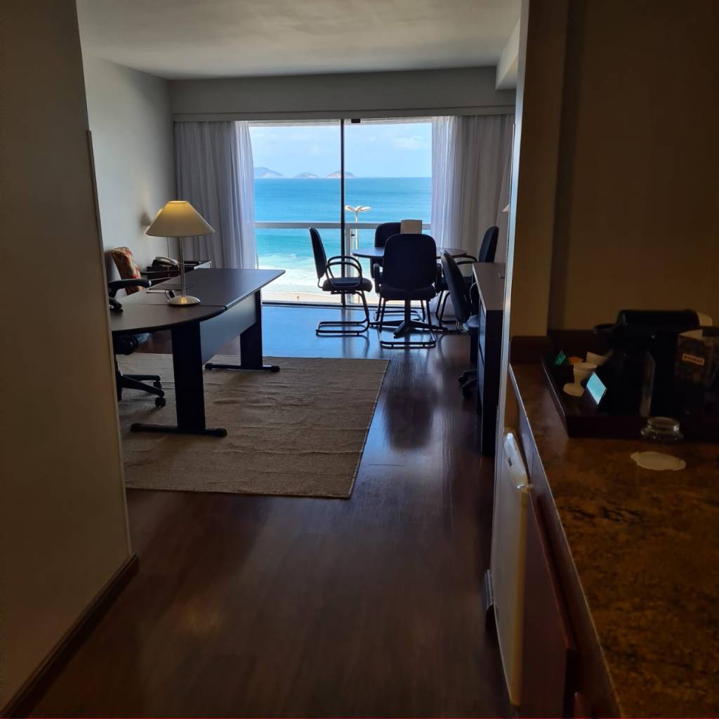 Hotel na Avenida Atlântica transforma quartos em escritórios