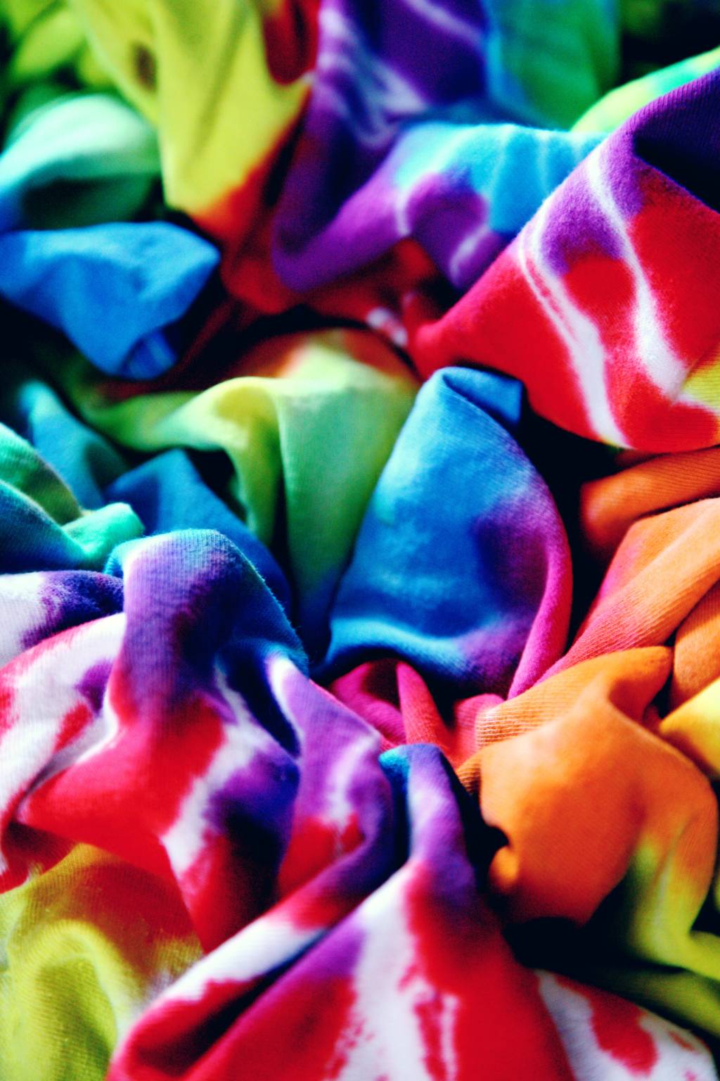 Como fazer camiseta tie dye usando apenas produtos naturais
