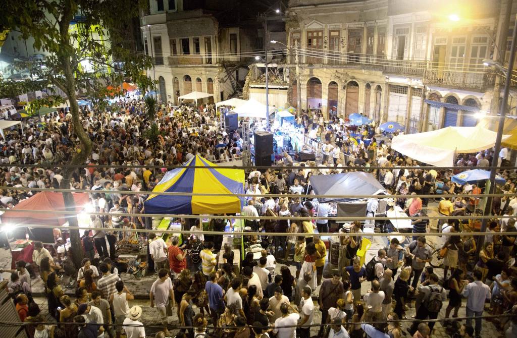 População do Brasil passa de 211,7 milhões de habitantes, estima IBGE