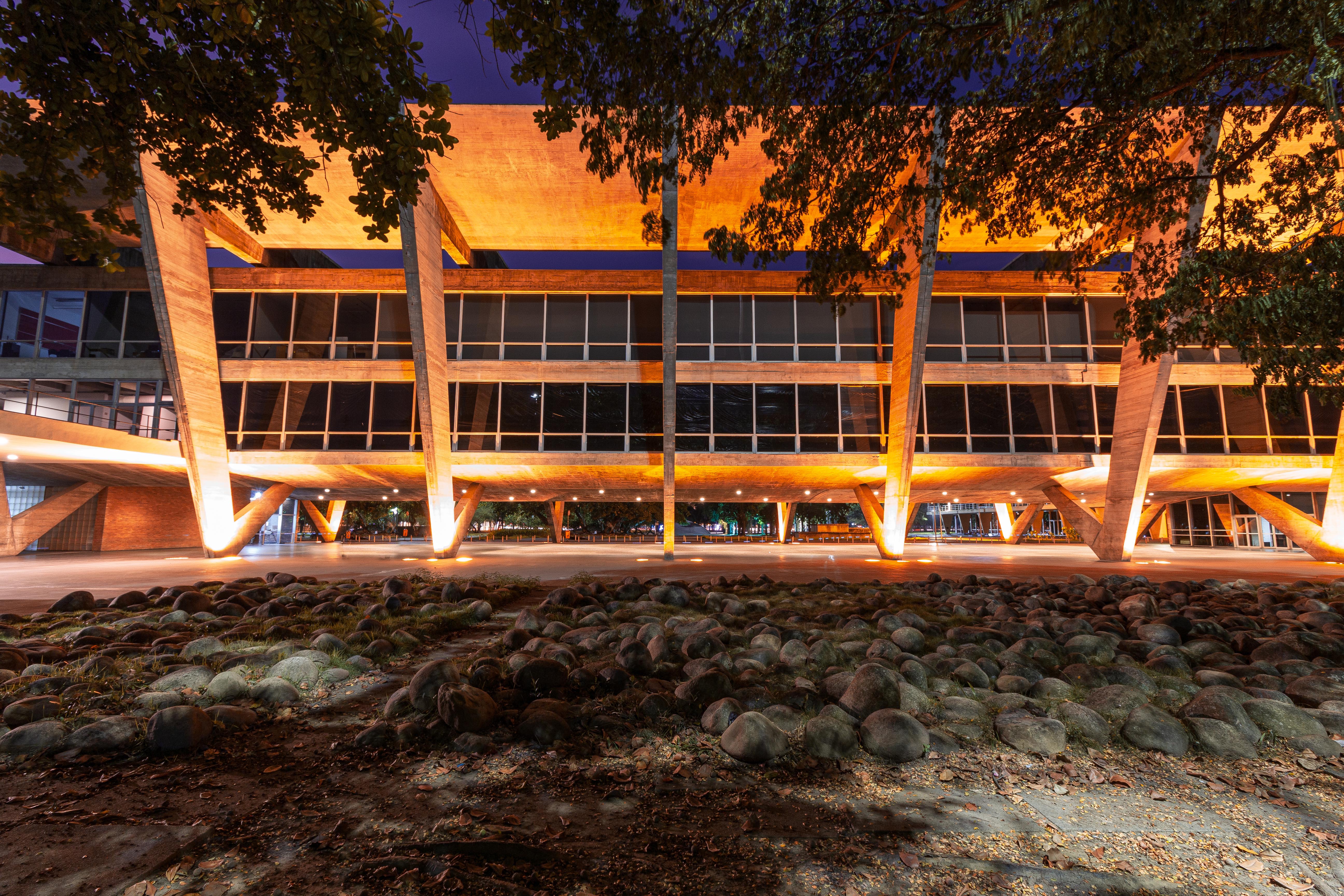 fachada do MAM Rio, &agrave; noite, bem iluminada
