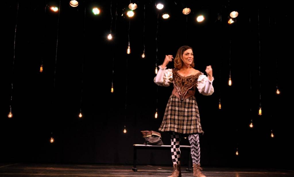 Júlia Rabello estreia solo on-line que une Shakespeare a questões femininas