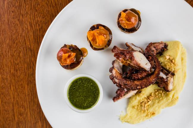 Polvo grelhado ao pesto_ cima_Alta_CredTomasRangel Polvo grelhado ao pesto_ cima_Alta_CredTomasRangel