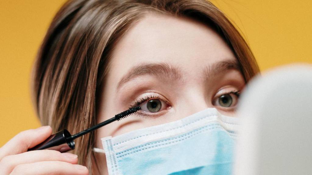 Confira 6 dicas para usar maquiagem com máscara