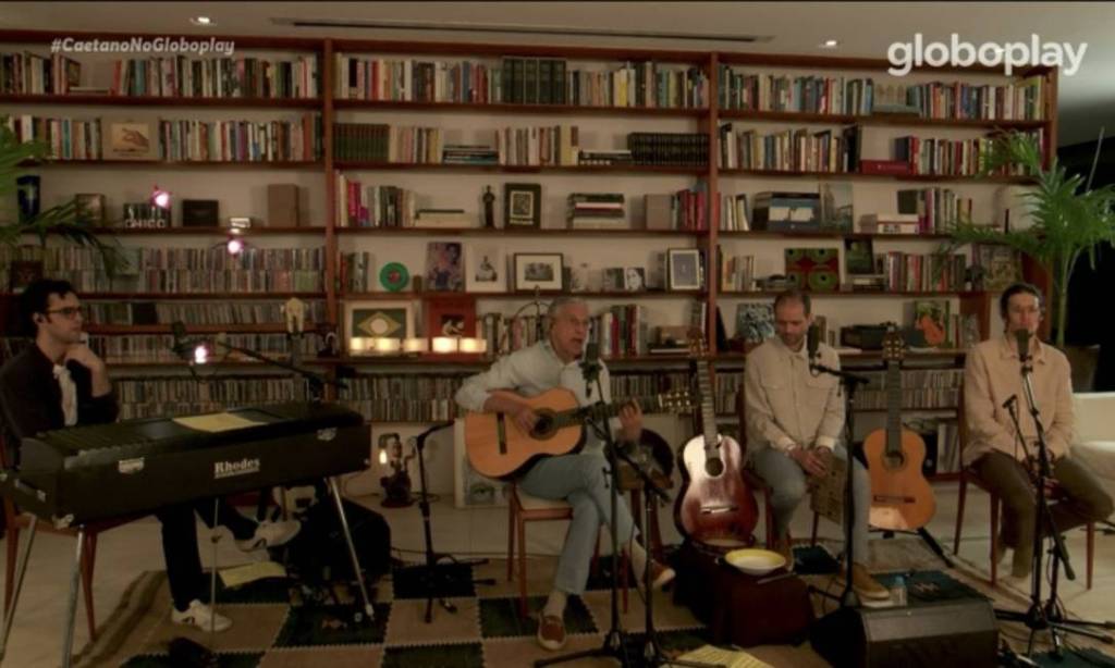 Dez livros, DVDs e obras de arte que você viu na estante de Caetano Veloso