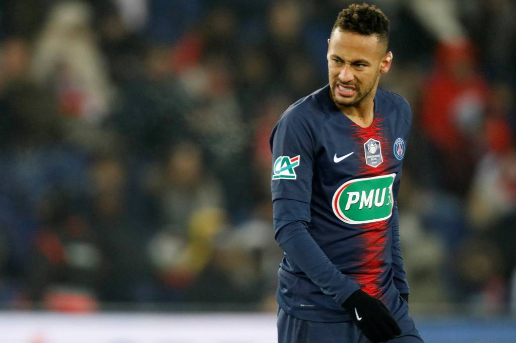 Futebol: Neymar cede aos apelos e vai de moicano para jogo da Champions