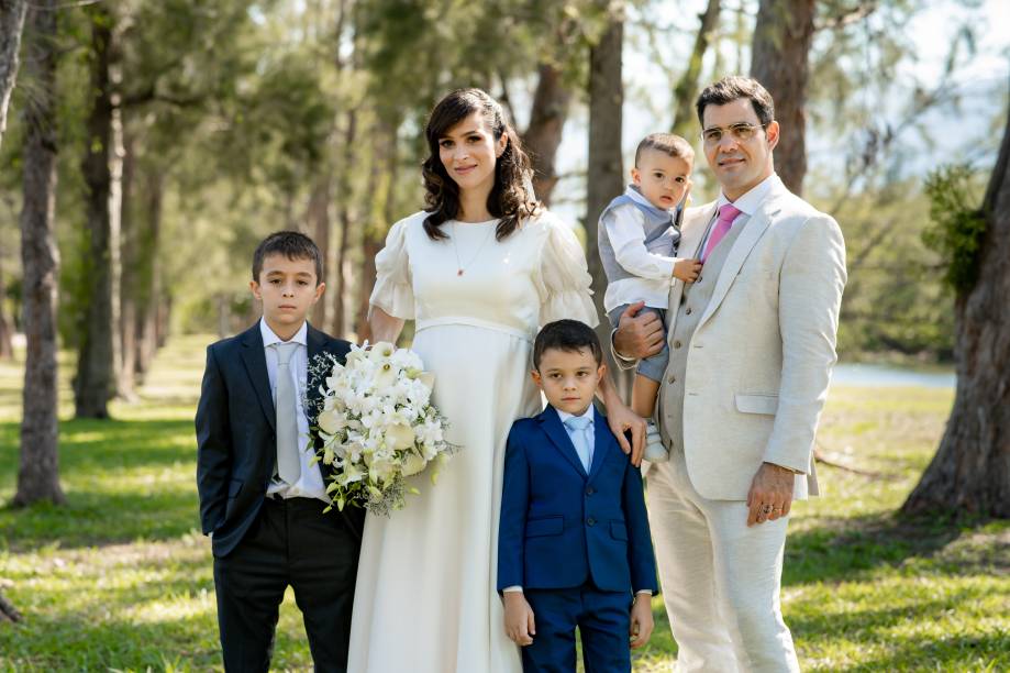Os noivos com os tr&ecirc;s filhos. A cerim&ocirc;nia religiosa reuniu matrim&ocirc;nio, batizado e primeira comunh&atilde;o