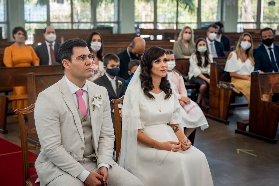 Apenas 25 convidados, distanciamento social nos bancos da igreja Apenas 25 convidados, distanciamento social nos bancos da igreja