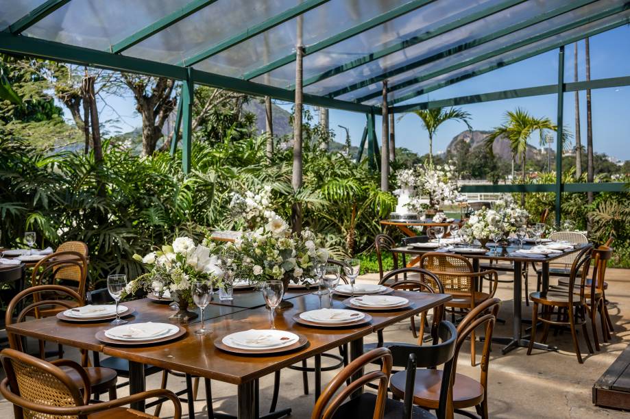 Foram montadas apenas três mesas para os convidados, com uma decoração que privilegiou flores brancas e verdes, assinada pela noiva e pela decoradora Luciana Marquez