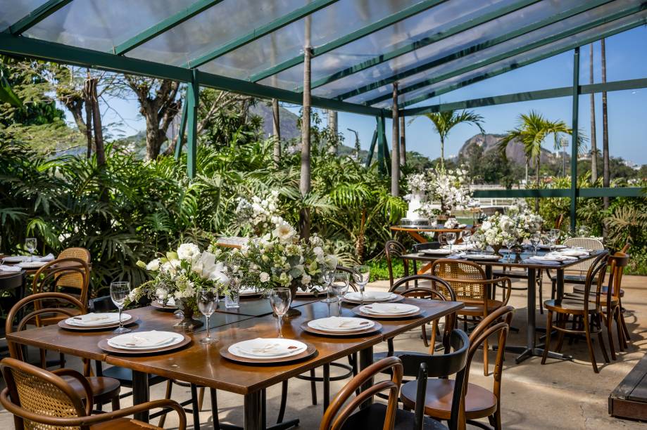 Foram montadas apenas tr&ecirc;s mesas para os convidados, com uma decora&ccedil;&atilde;o que privilegiou flores brancas e verdes, assinada pela noiva e pela decoradora Luciana Marquez