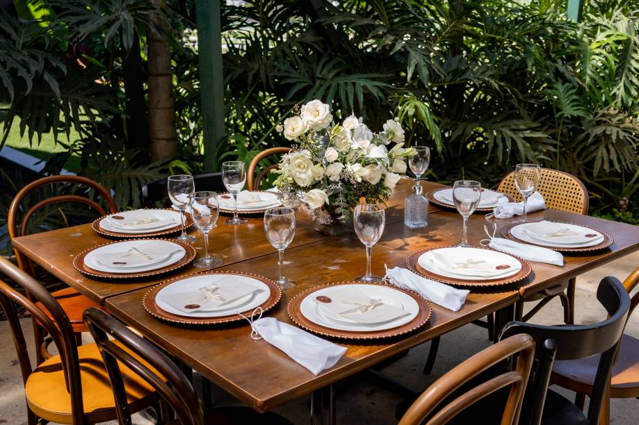 Sobre as mesas, um frasco charmoso de álcool em gel. Cada convidado também ganhou na igreja um frasquinho preparado pela noiva Sobre as mesas, um frasco charmoso de álcool em gel. Cada convidado também ganhou na igreja um frasquinho preparado pela noiva