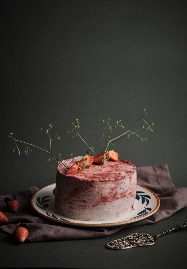 Conflor – Bolo de Chocolate Dark recheado com Brigadeiro e Geleia de Morango e Coberto com Buttercream – Foto Klacius Ank + Laura Izidoro 1