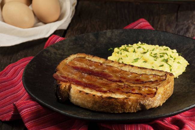 Foto Artesanos Bakery_Bongiorn 01 _fatia de sourdough com manteiga extra, ovos mexidos cremosos e bacon caramelizado_Crédito Gabriel Ávilla Foto Artesanos Bakery_Bongiorn 01 _fatia de sourdough com manteiga extra, ovos mexidos cremosos e bacon caramelizado_Crédito Gabriel Ávilla
