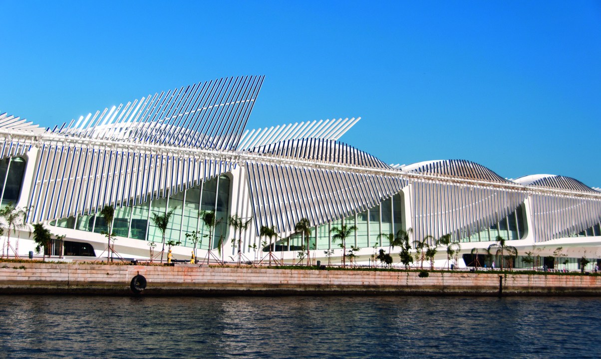 A imagem mostra a fachada do Museu do Amanhã