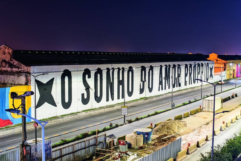 Artistas pintam mais de um quilômetro de muros na Zona Portuária