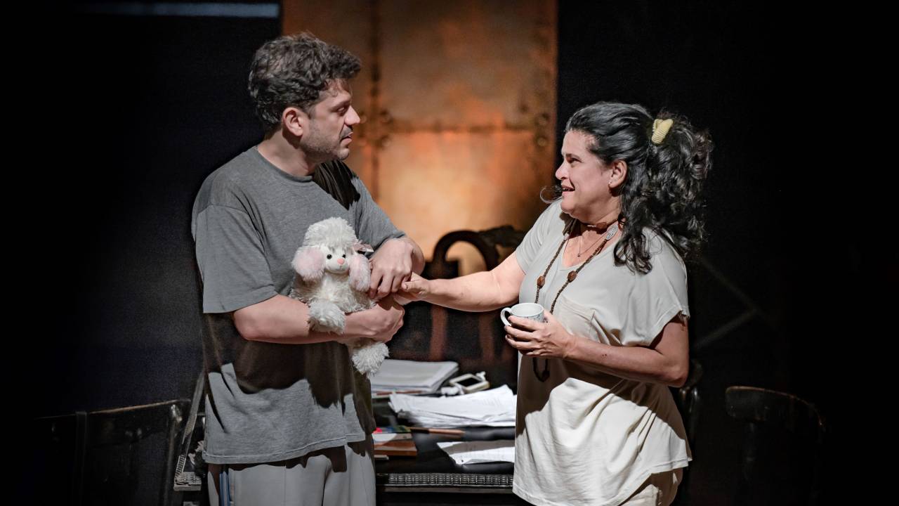 Atores no palco, dando as mãos