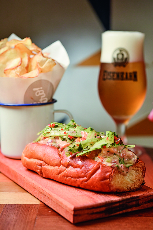 Tasca É Giro Shrimp Roll e Chips de Batata Bruno de LIma Tasca É Giro Shrimp Roll e Chips de Batata Bruno de LIma