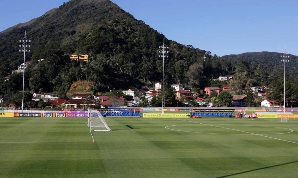 Seleção feminina de futebol se reúne em Teresópolis