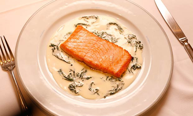 Pierre Troisgros: receita de salmão com azedinha criada pelo chef