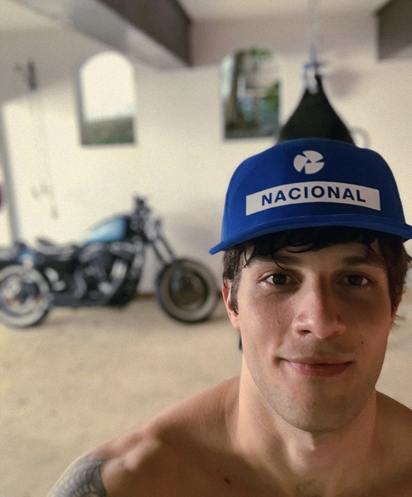 Chay Suede deve ser o Ayrton Senna de minissérie no Netflix