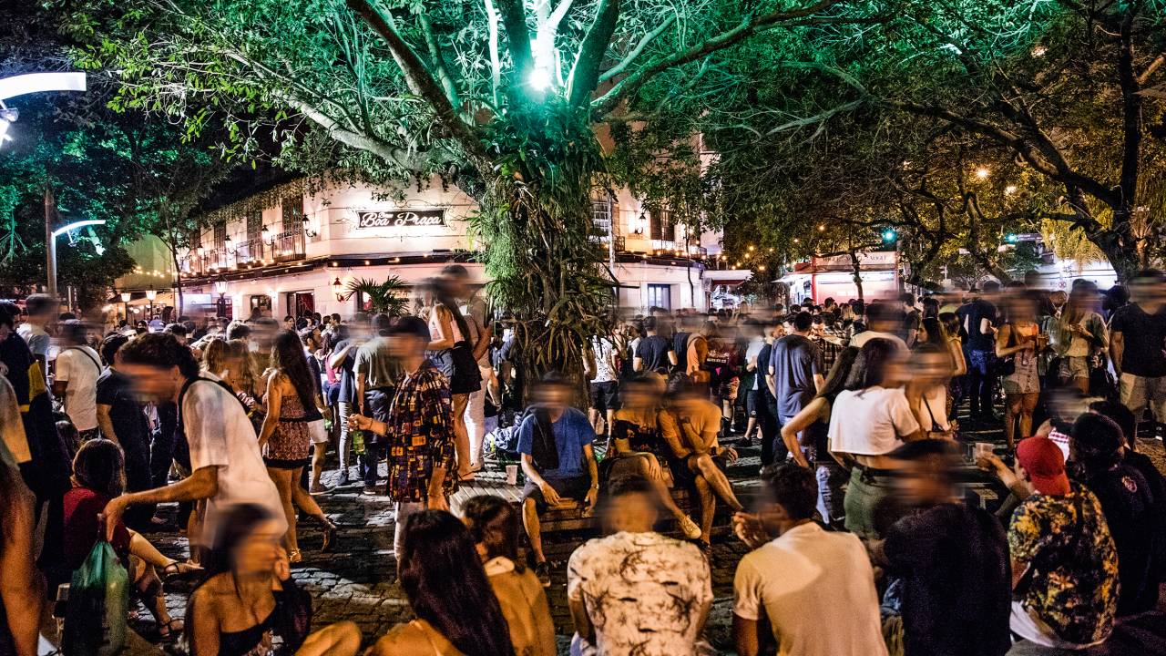 A imagem mostra a Rua Dias Ferreira, no Leblon, lotada durante a pandemia