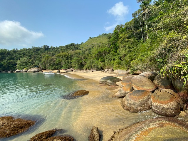 Praias de Paraty O Saco da Velha, primeira parada do passeio, logo na entrada do Saco