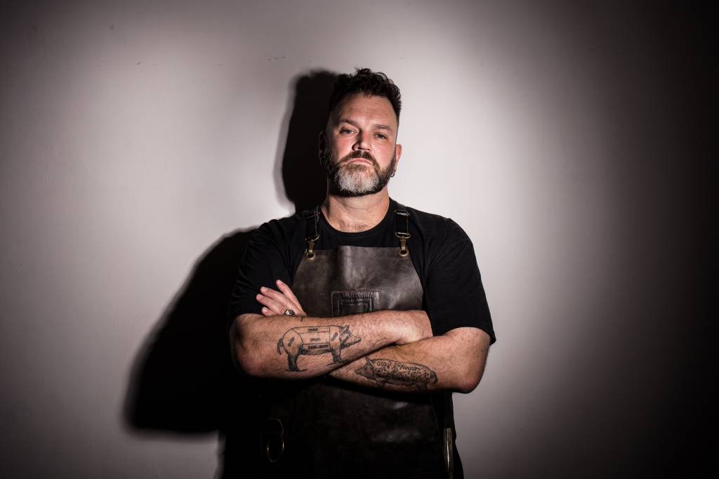 Jimmy Ogro ensina a preparar hambúrguer de carne suína e pesto