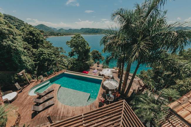 Viagem de isolamento em Paraty melhores casa do Airbnb RJ: vista da casa com piscina, em Paraty