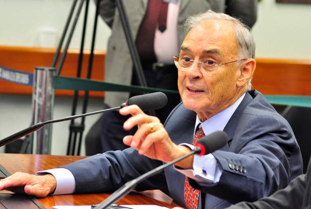 Senador Arolde de Oliveira morre em decorrência da Covid-19