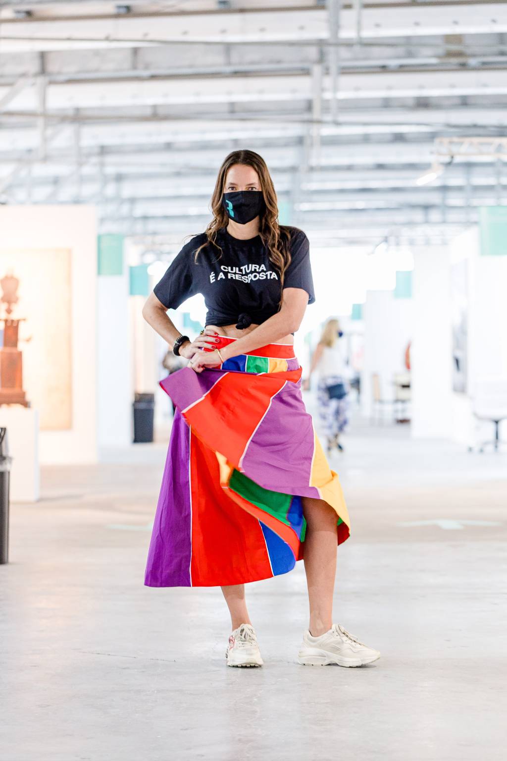 Brenda Valansi Brenda Valansi, de roupa colorida e máscara facial, na ArtRio de 2020