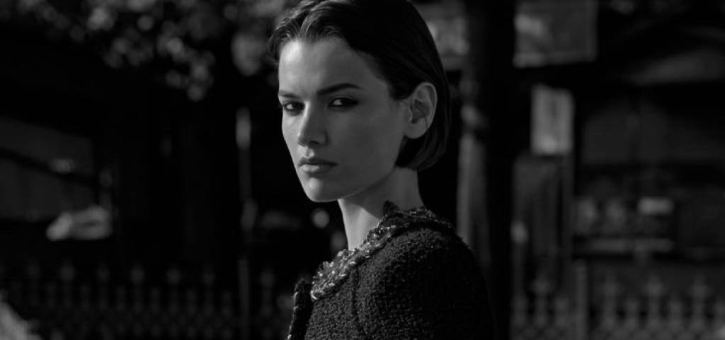 Modelo resgatada em favela tem alta de clínica e volta para Alagoas