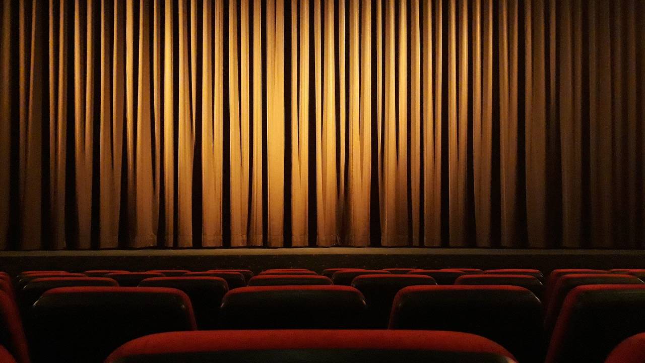 Teatro vazio, com cortinas fechadas