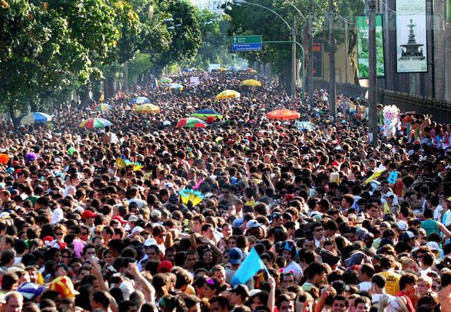 Sem poder desfilar, blocos de rua promovem festas no Carnaval