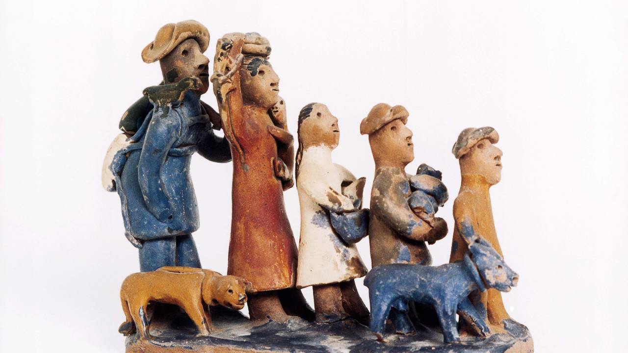 escultura de Mestre Vitalino tem homem, mulher, três crianças e animais em barro