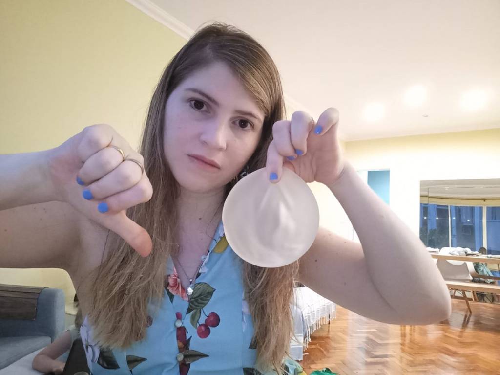 Cariocas que removeram próteses de silicone encontram apoio na internet