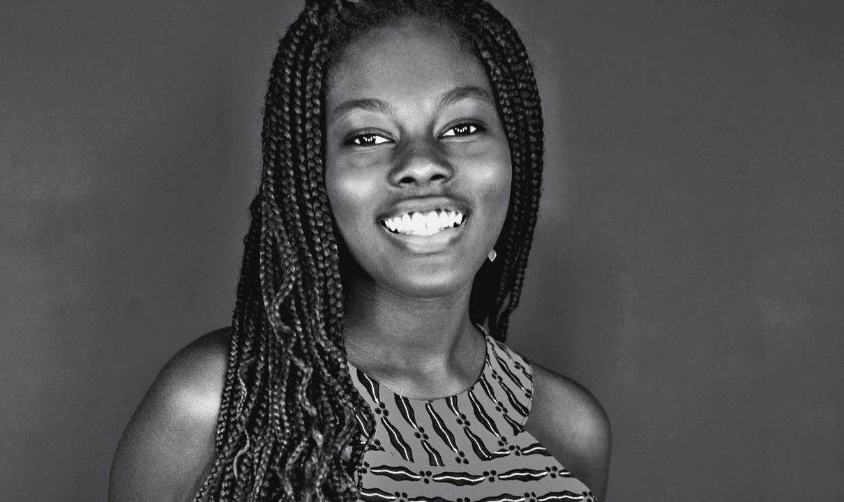 A imagem mostra a estudante Fatou Ndiaye, vítima de racismo na escola