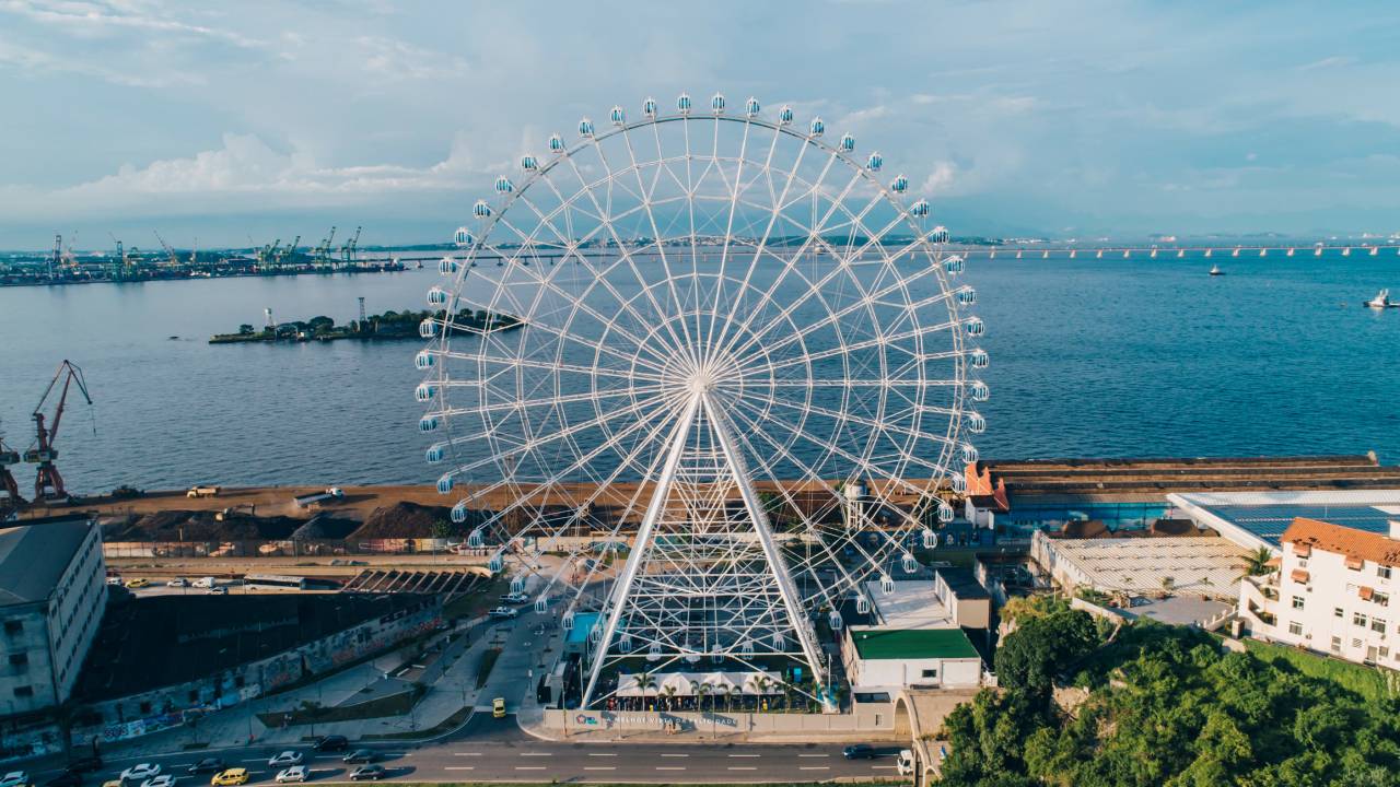 Roda Gigante na Zona Portuária do Rio, com a baía de Guabanara ao fundo