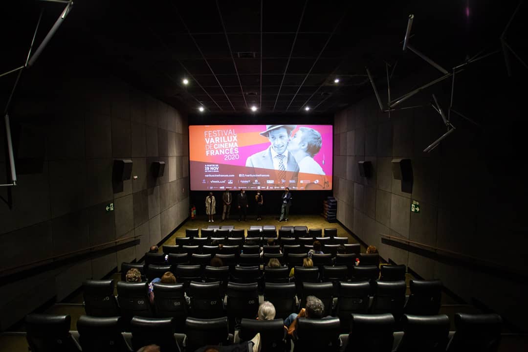 Sala de cinema quase vazia