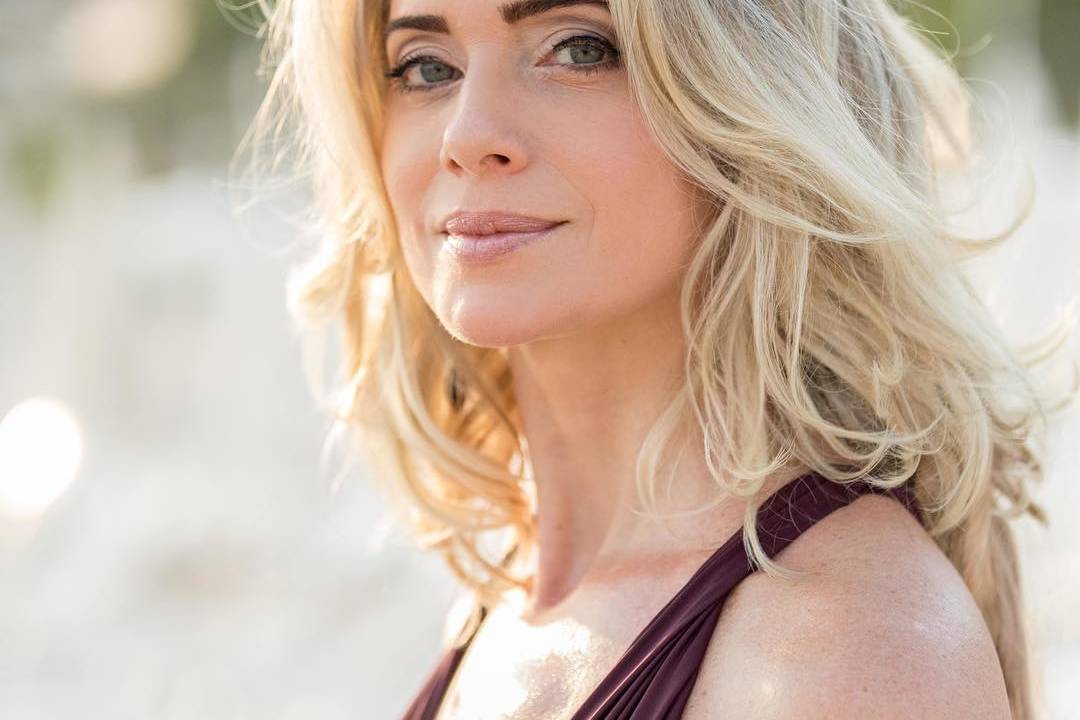 A imagem mostra a atriz Leticia Spiller sorrindo