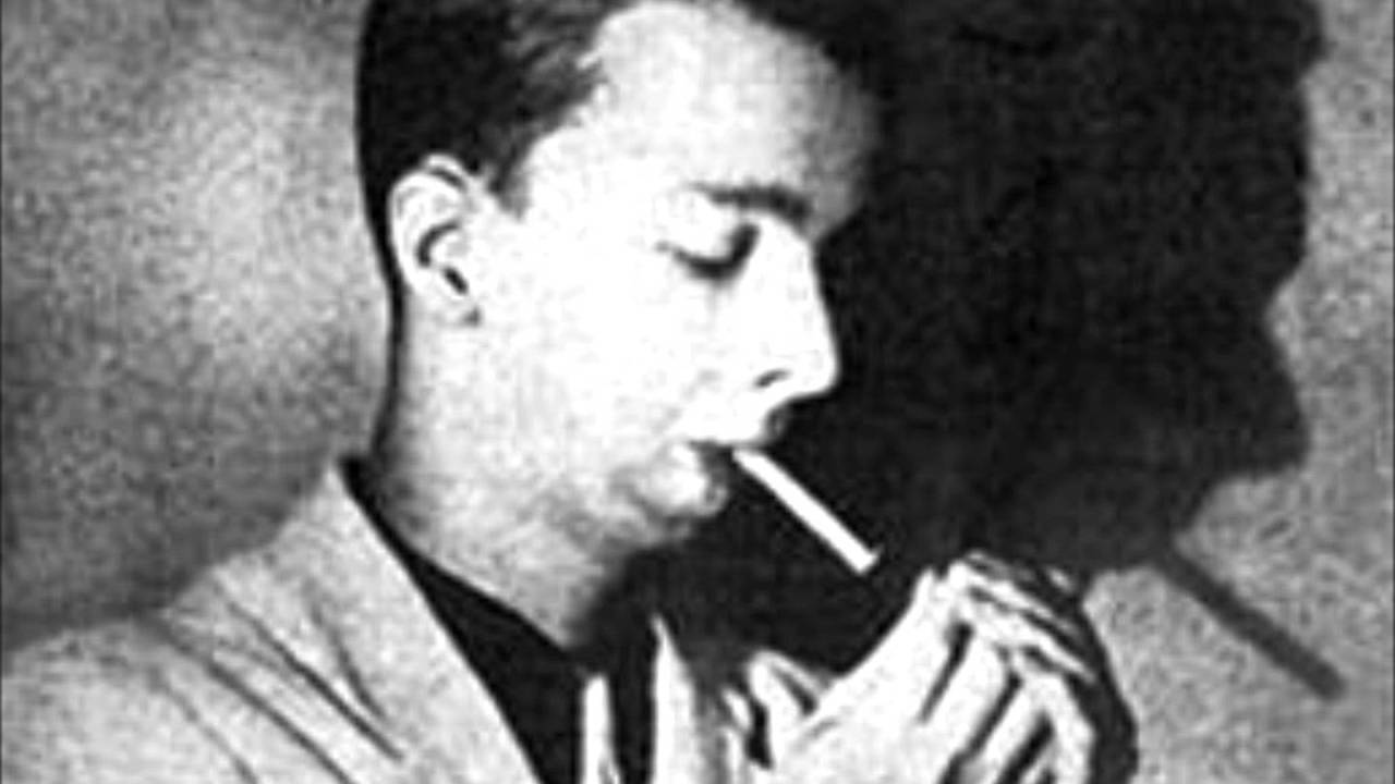 Noel Rosa de perfil, acendendo um cigarro. Foto em preto e branco