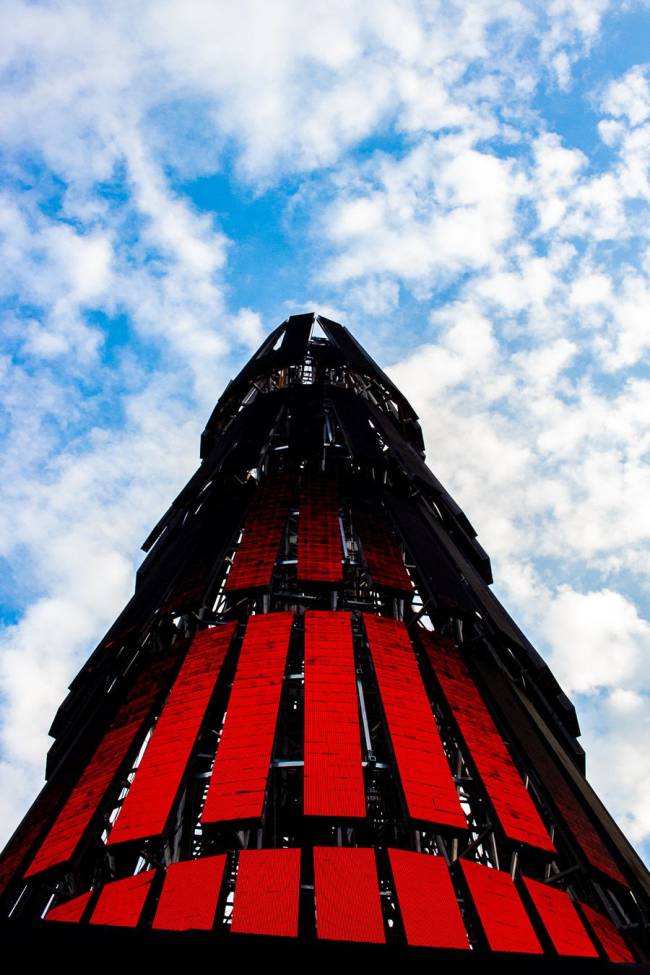 Árvore cheia de luzes preto e vermelha, muito alta, na Praça Mauá