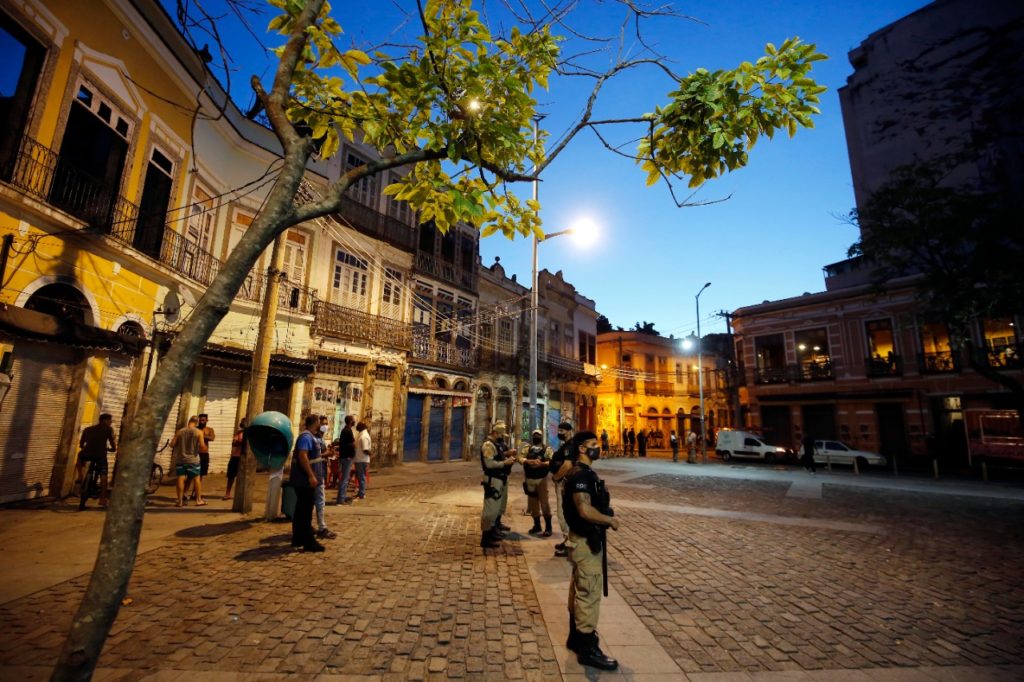 Covid-19: Em média, três eventos com aglomeração são interditados por dia