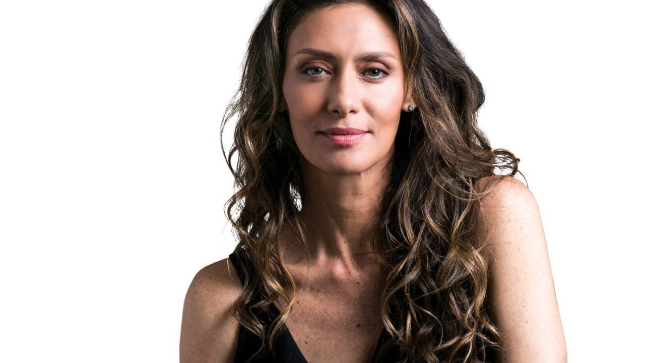A imagem mostra a atriz Maria Fernanda Cândido olhando para a câmera